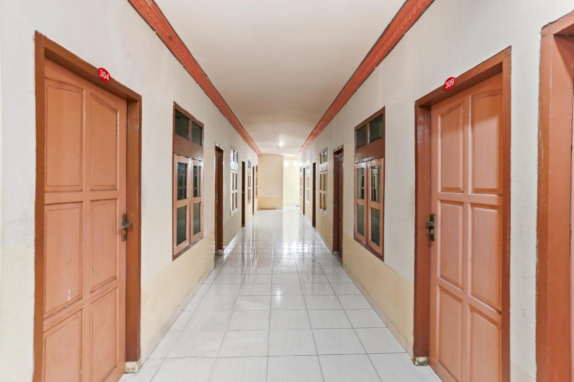 Oyo 93046 Hotel Fortuna Parepare 外观 照片