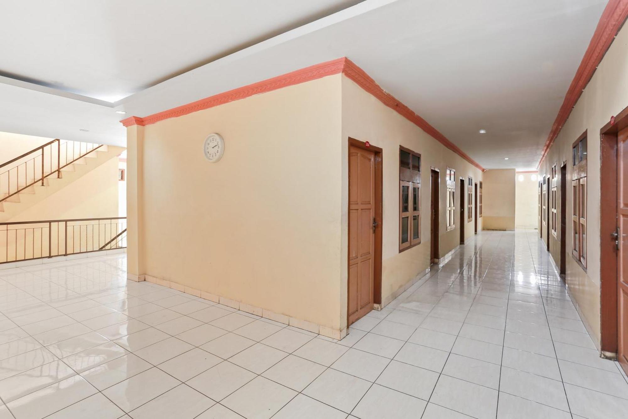 Oyo 93046 Hotel Fortuna Parepare 外观 照片