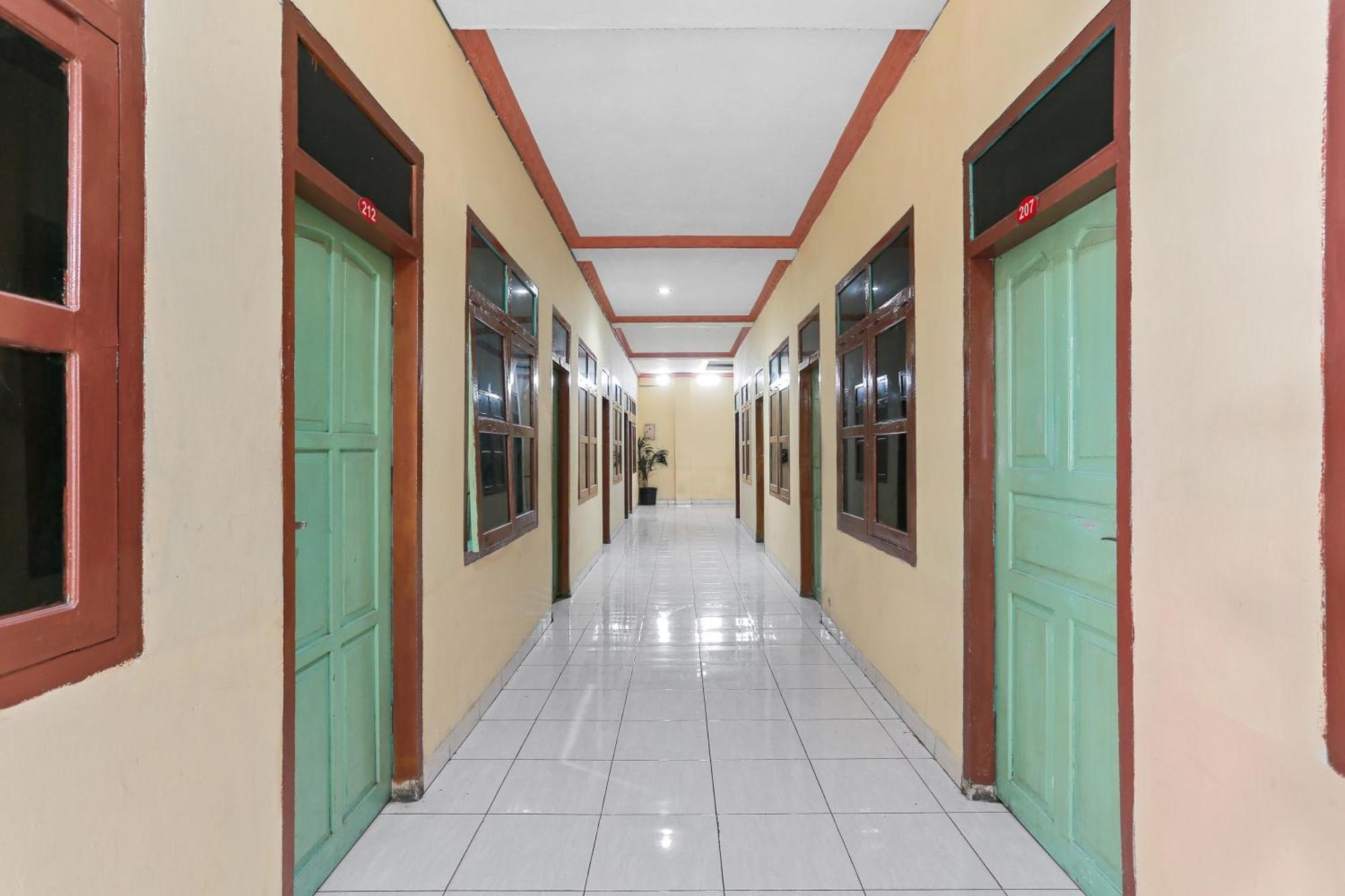 Oyo 93046 Hotel Fortuna Parepare 外观 照片