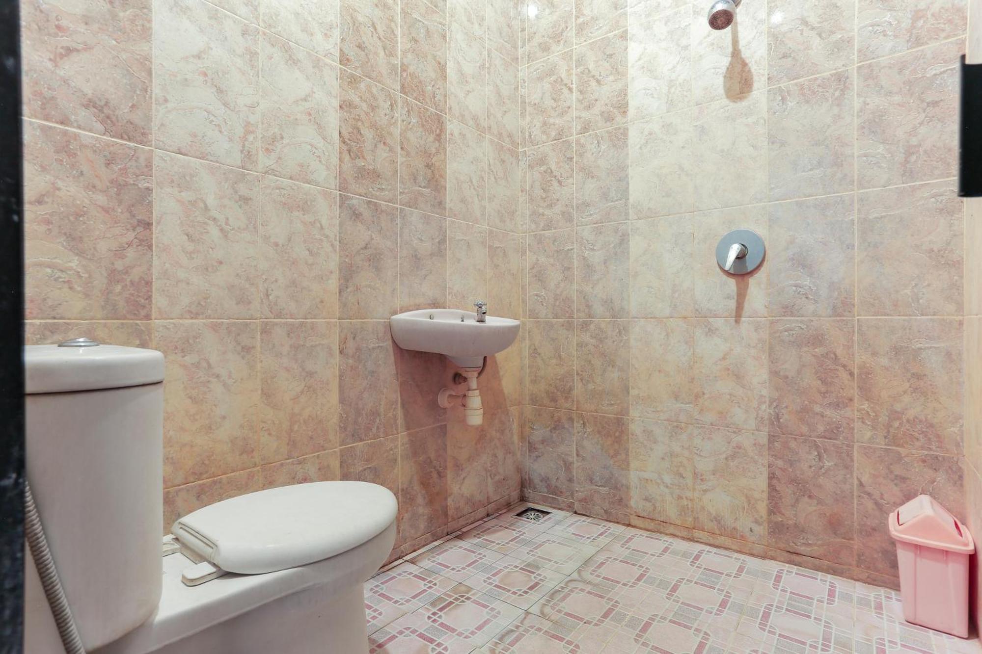 Oyo 93046 Hotel Fortuna Parepare 外观 照片