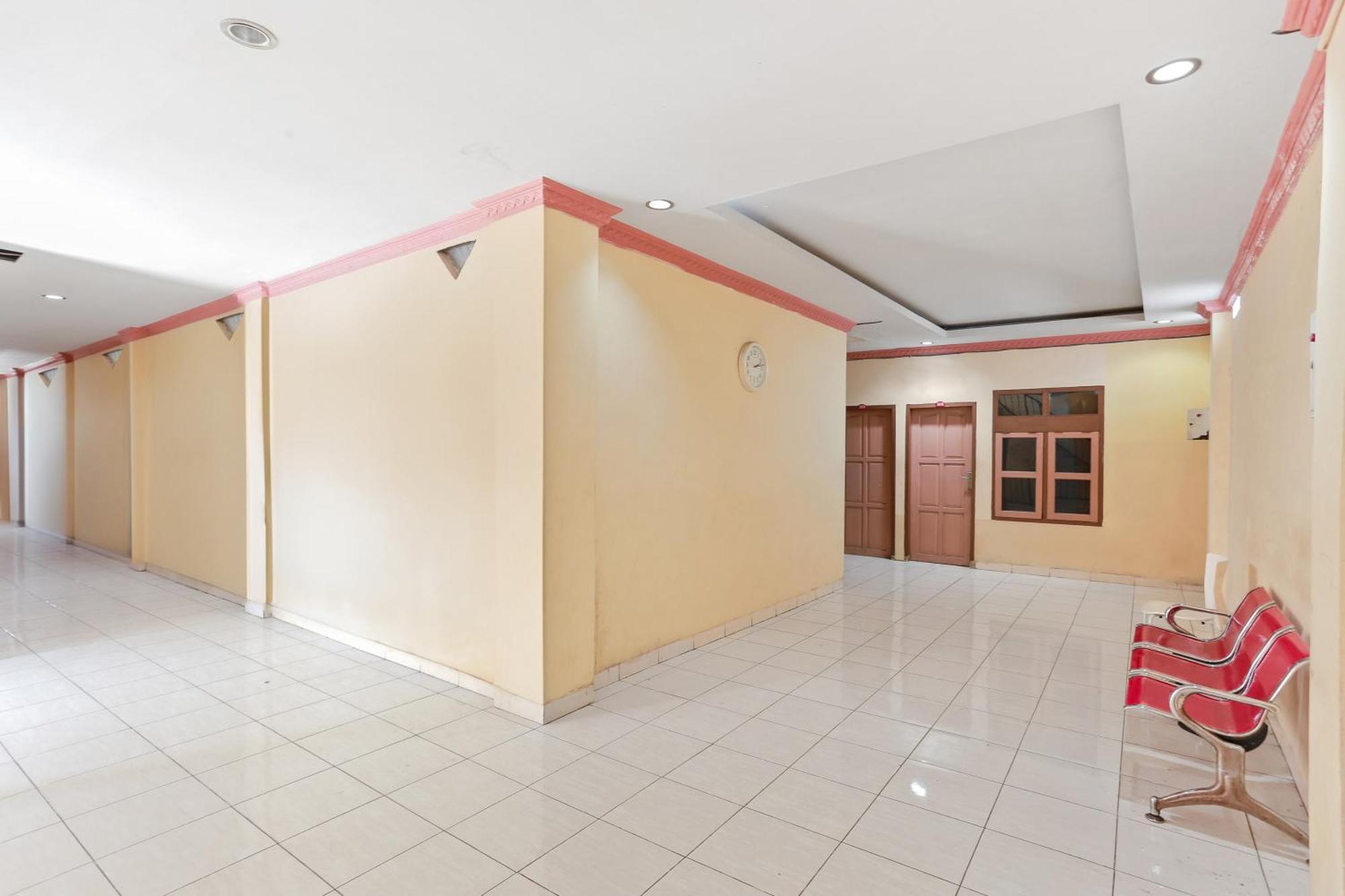 Oyo 93046 Hotel Fortuna Parepare 外观 照片