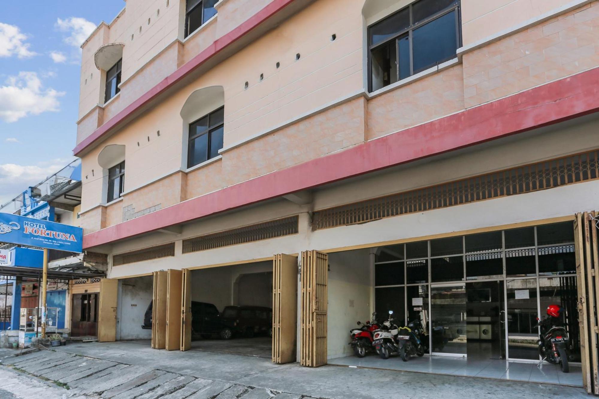 Oyo 93046 Hotel Fortuna Parepare 外观 照片