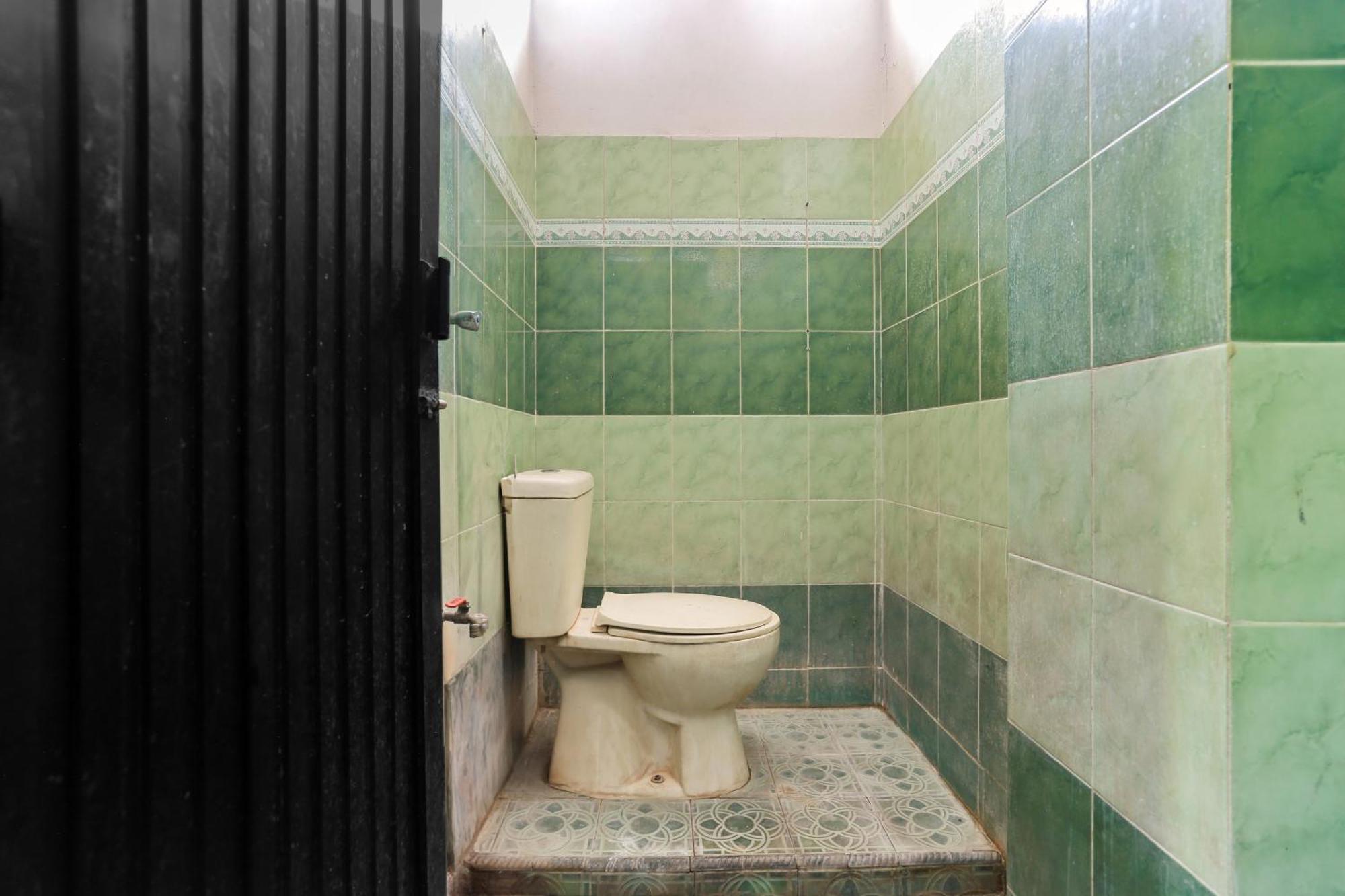 Oyo 93046 Hotel Fortuna Parepare 外观 照片